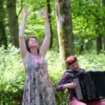 Vivant, au pied des arbres