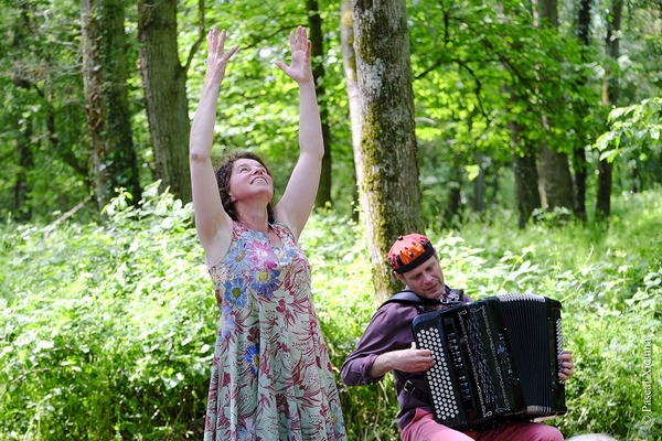 Vivant, au pied des arbres